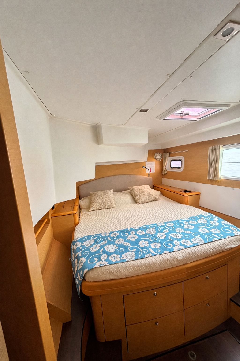 Double cabin with a blue Polynesian floral bed runner