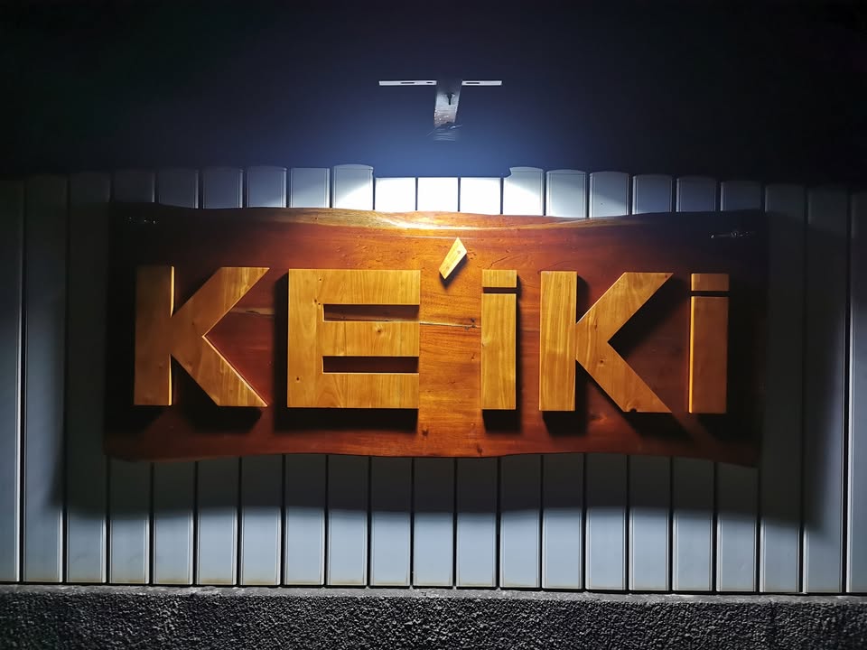 The illuminated KE’IKI Restaurant sign in Maharepa
